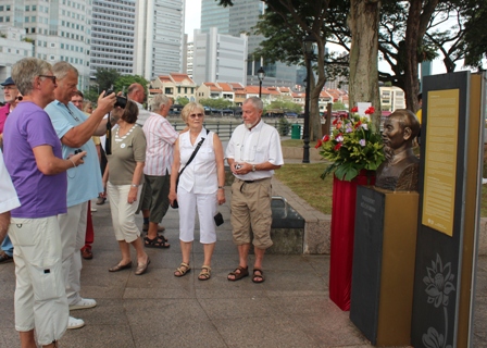 Dâng hoa tưởng niệm Bác Hồ tại Singapore ảnh 2